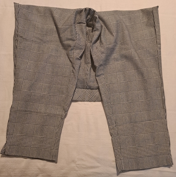 Torrid women's size 3X S black and white ponte pant, houndstooth print EUC - Picture 4 of 8